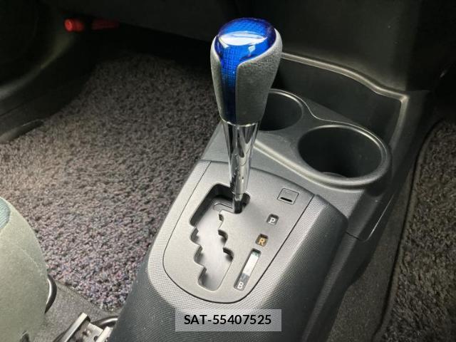 Toyota AQUA 2017-10 8329004-17