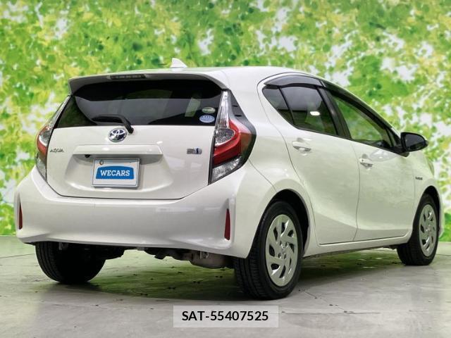 Toyota AQUA 2017-10 8329004-2