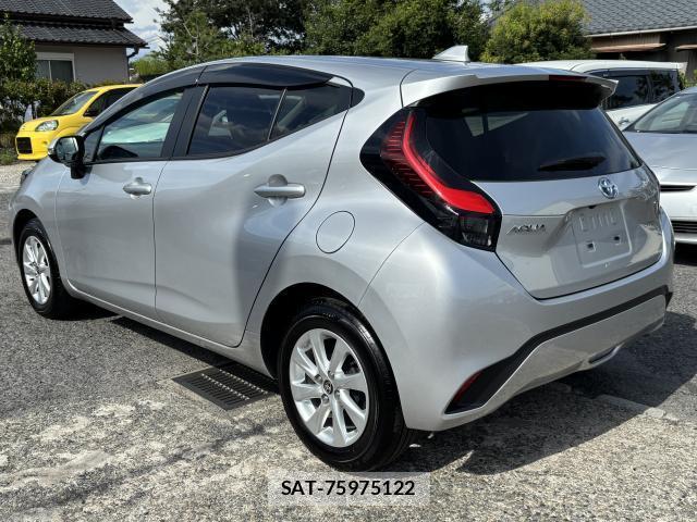 Toyota AQUA 2024-11 8329110-1