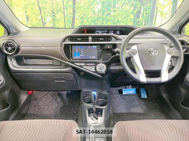 Toyota AQUA 2015-08 8329468-1
