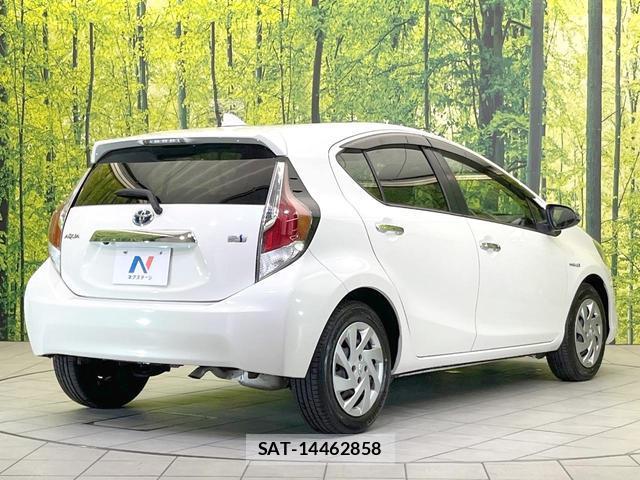 Toyota AQUA 2015-08 8329468-16