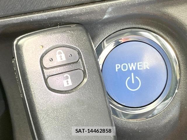Toyota AQUA 2015-08 8329468-6
