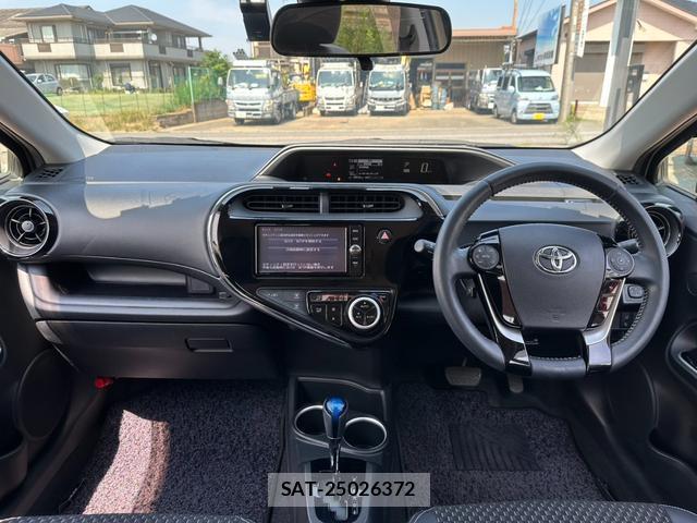 Toyota AQUA 2017-07 8329720-1