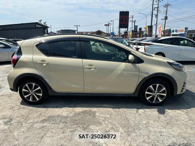 Toyota AQUA 2017-07 8329720-14