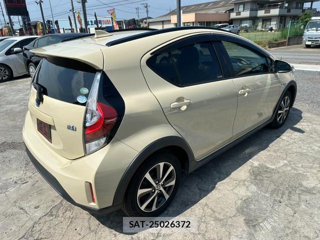 Toyota AQUA 2017-07 8329720-15
