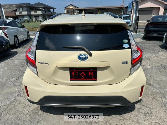 Toyota AQUA 2017-07 8329720-16
