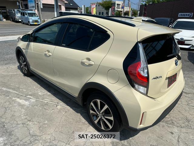 Toyota AQUA 2017-07 8329720-17