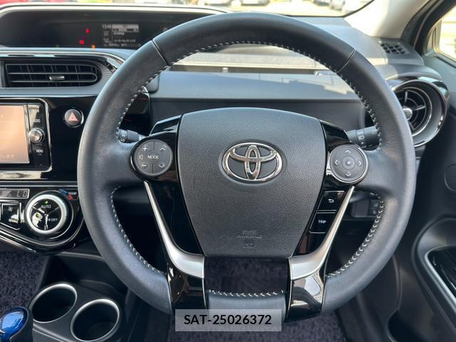 Toyota AQUA 2017-07 8329720-3