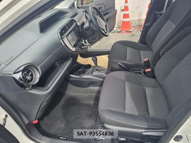 Toyota AQUA 2020-07 8329818-4