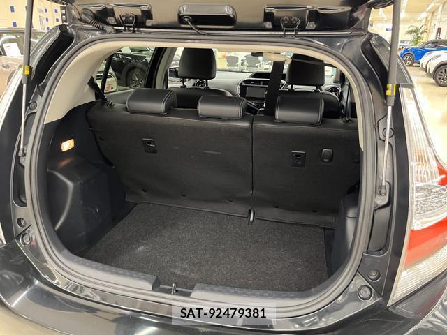 Toyota AQUA 2017-09 8329907-5