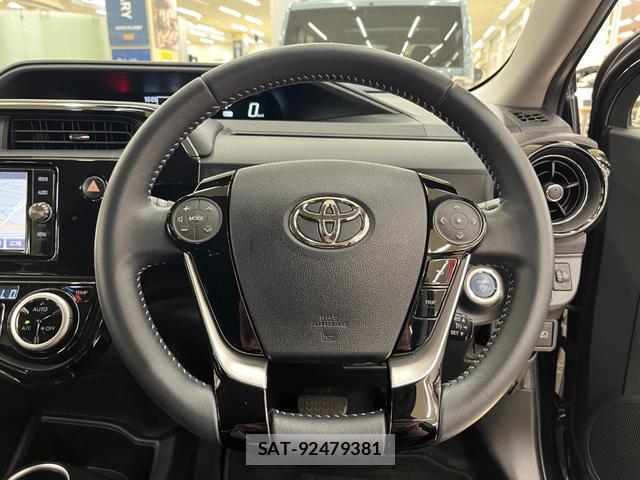 Toyota AQUA 2017-09 8329907-7