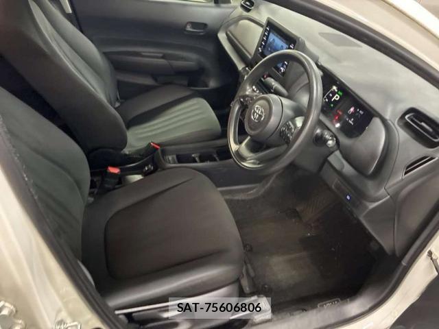 Toyota AQUA 2021-09 8330101-2