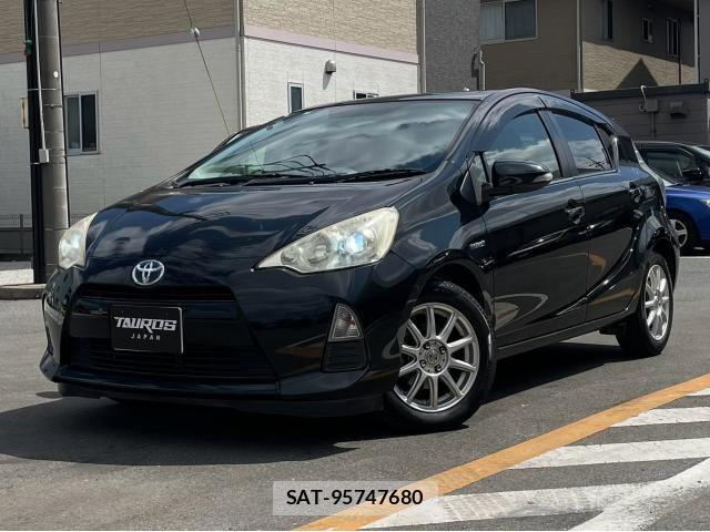 Toyota AQUA 2013-03 8330158-0