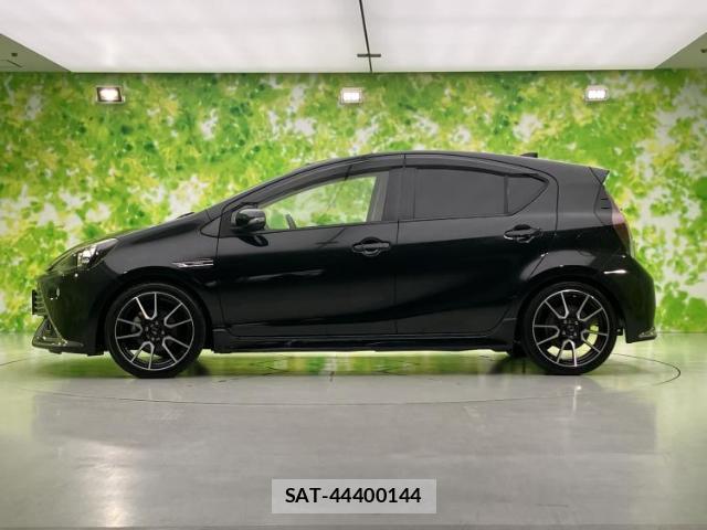Toyota AQUA 2016-10 8330421-1