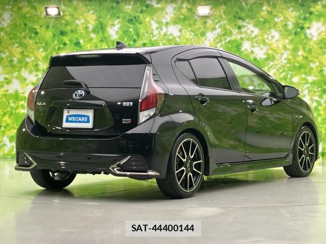 Toyota AQUA 2016-10 8330421-2