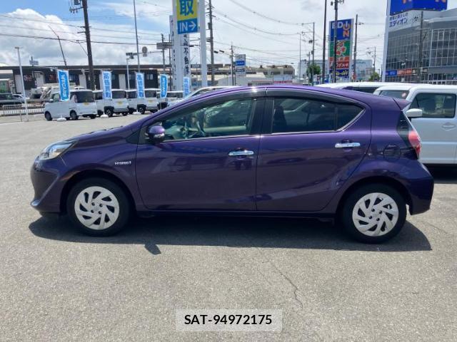 Toyota AQUA 2018-05 8330478-1