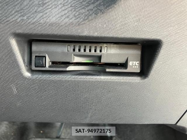 Toyota AQUA 2018-05 8330478-14