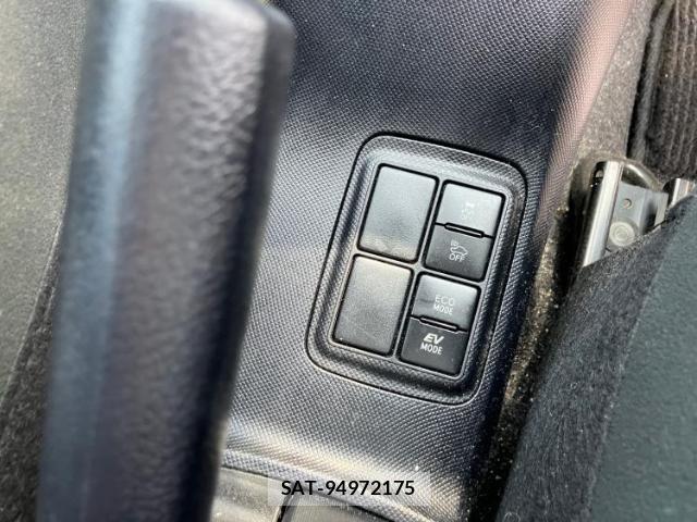 Toyota AQUA 2018-05 8330478-15