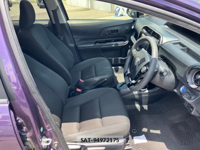 Toyota AQUA 2018-05 8330478-4