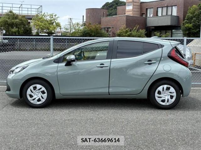 Toyota AQUA 2024-06 8330598-1