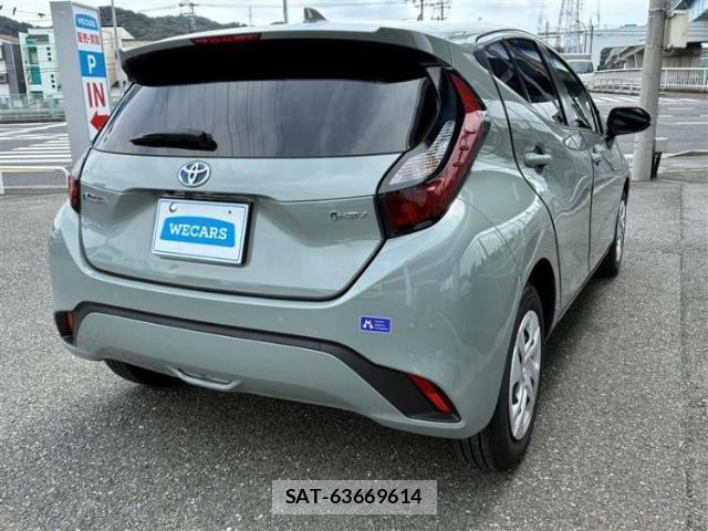 Toyota AQUA 2024-06 8330598-2