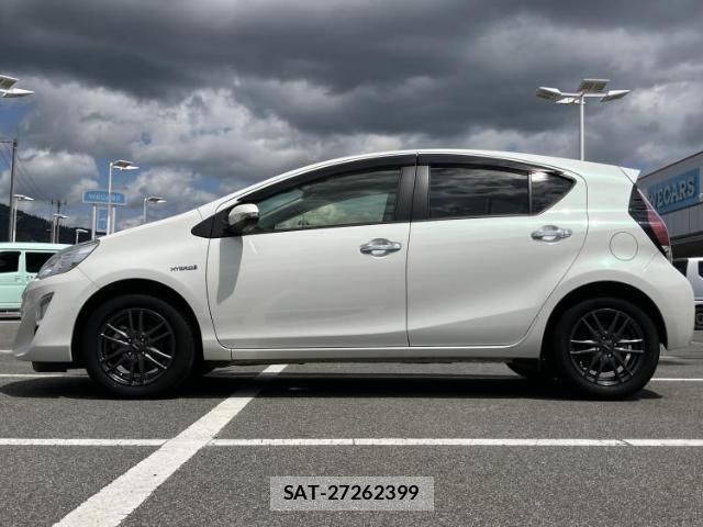 Toyota AQUA 2017-03 8330654-1