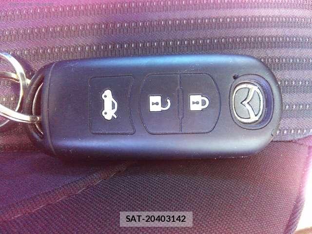 Mazda AXELA 2016-02 8328051-19