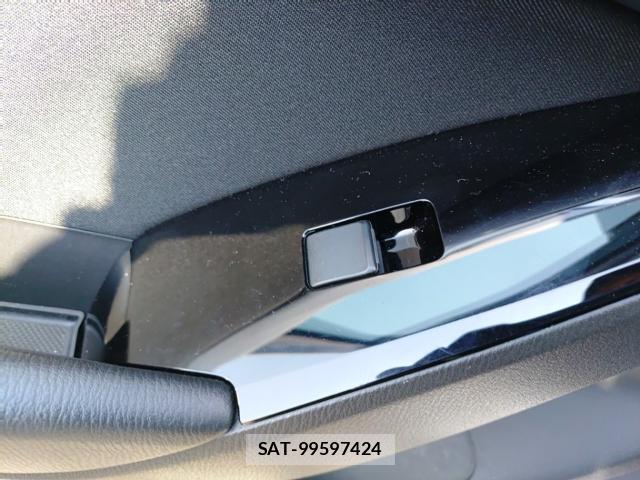 Mazda AXELA 2019-07 8328358-12