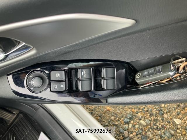 Mazda AXELA 2017-06 8328897-17