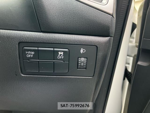 Mazda AXELA 2017-06 8328897-18