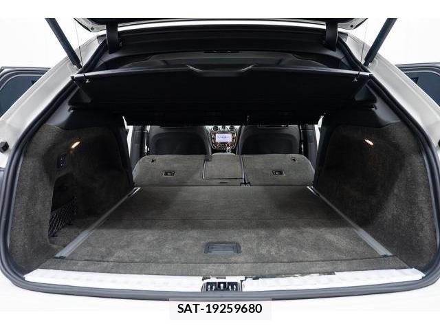 Bentley BENTAYGA 2019-07 8328578-15