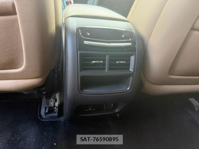 Cadillac XT5 2018-09 8330255-15