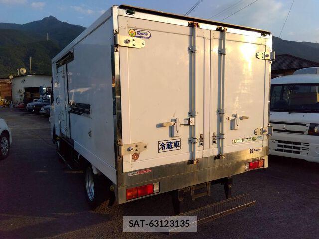 MITSUBISHI FUSO CANTER 2014-05 8330012-1