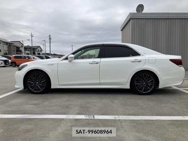 Toyota CROWN HYBRID 2017-09 8328004-1