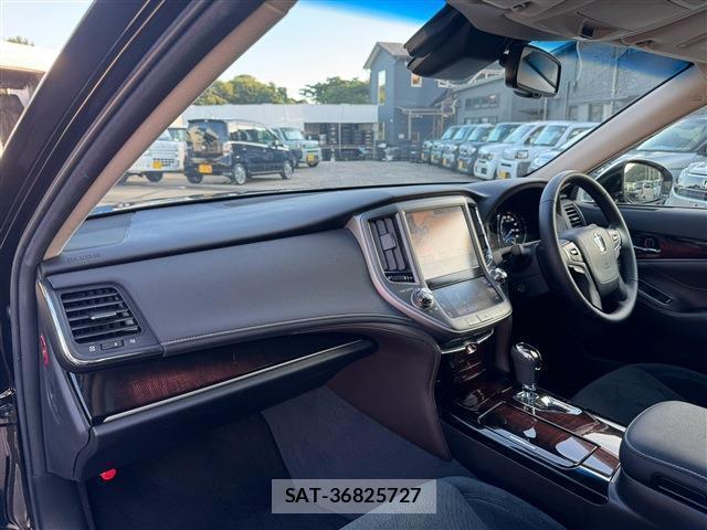 Toyota CROWN HYBRID 2017-06 8328439-3