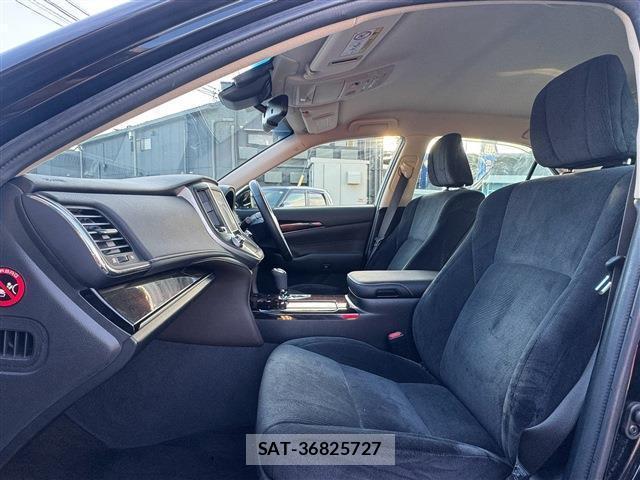 Toyota CROWN HYBRID 2017-06 8328439-4