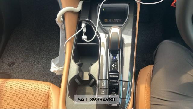 Toyota CROWN 2025-11 8329280-14