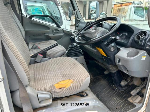 Hino DUTRO 2015-04 8327984-2