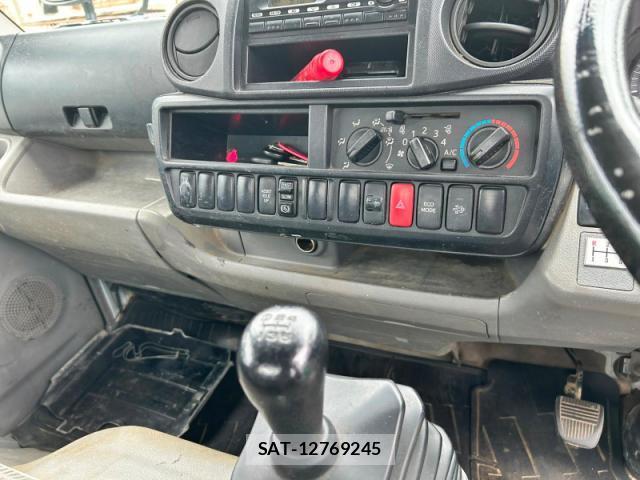Hino DUTRO 2015-04 8327984-4