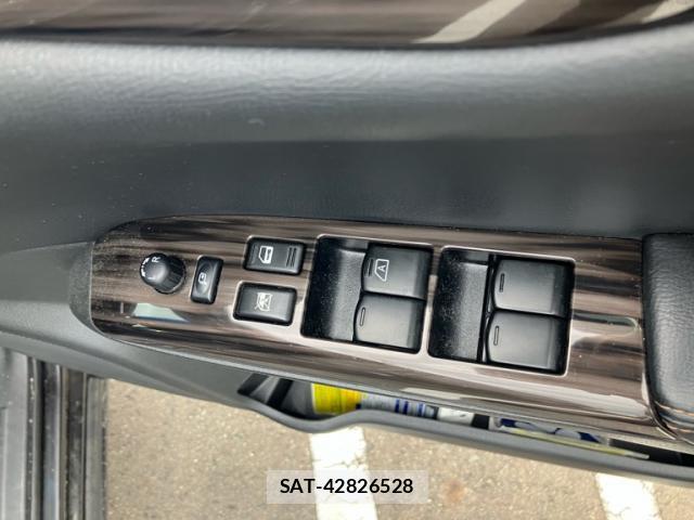 Nissan ELGRAND 2014-02 8328894-18
