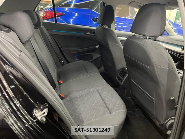 VolksWagen GOLF 2021-08 8329903-4