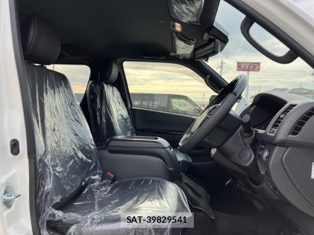 Toyota HIACE VAN 2026-01 8328001-3