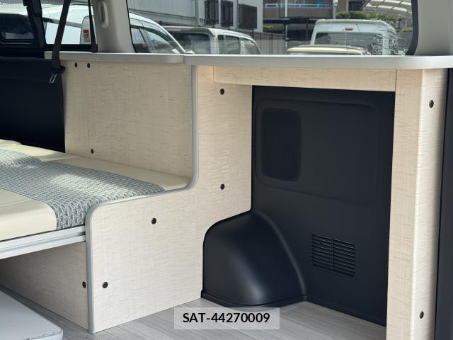 Toyota HIACE VAN 2023-08 8329849-11