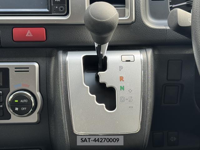 Toyota HIACE VAN 2023-08 8329849-18