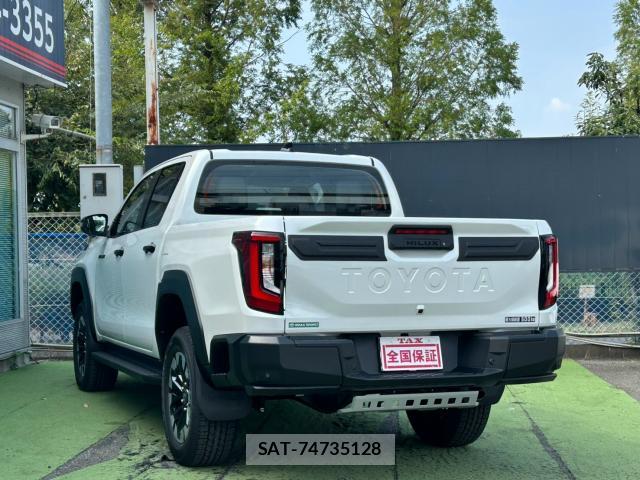 Toyota HILUX 2026-07 8328427-2