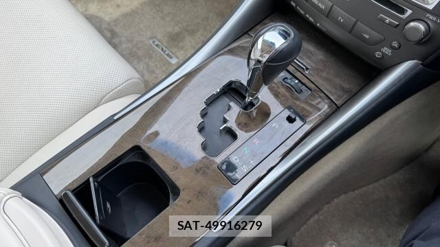 Lexus IS 2012-04 8329235-11