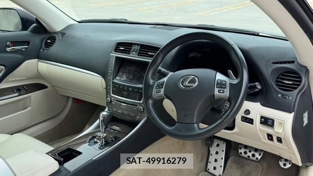 Lexus IS 2012-04 8329235-2