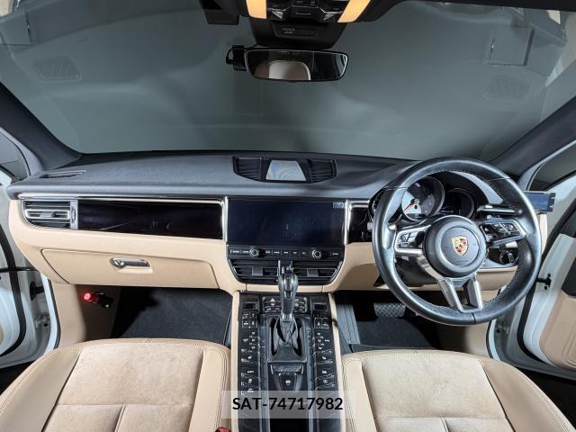 Porsche MACAN 2019-09 8328947-5