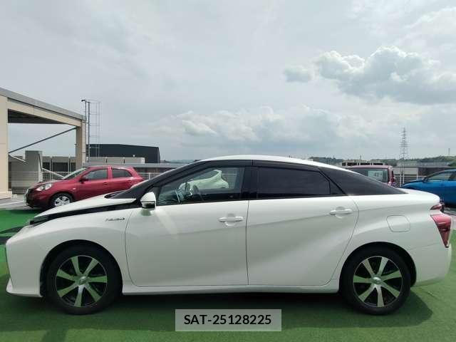 Toyota Mirai 2015-07 8329493-16