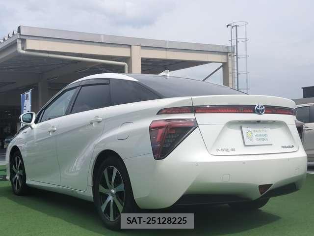 Toyota Mirai 2015-07 8329493-3